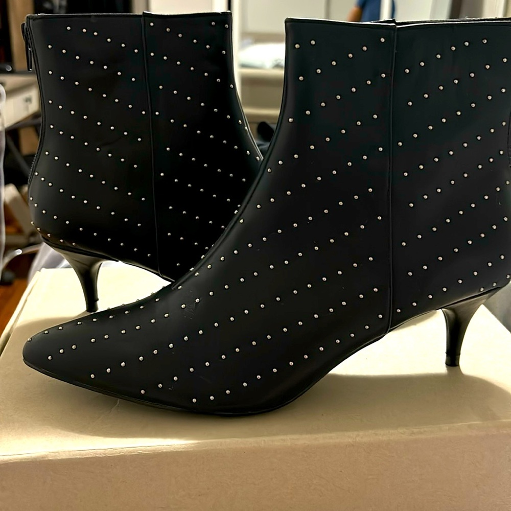 ALMOST NEW, barely used ankle boots size 9. Buy now before gone.